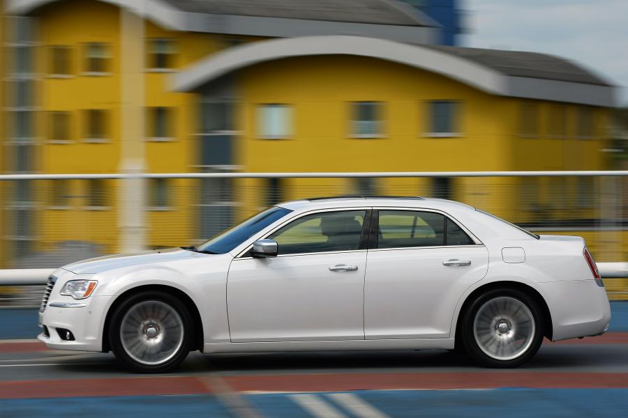  Chrysler 300C 2012 года  (UK) (фото 35 из 91)